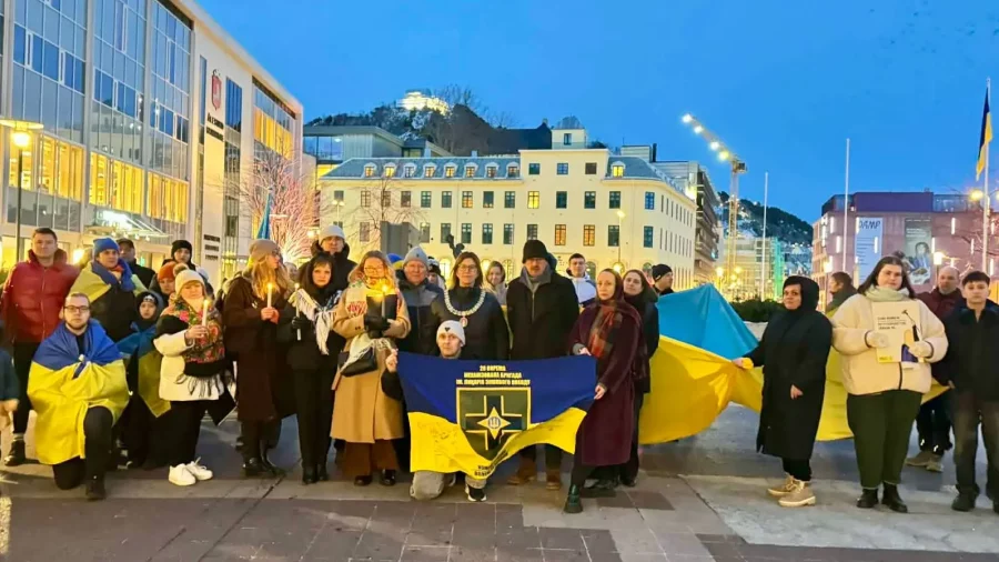 Ukrainere samlet i Ålesund med stort ukrainsk flagg