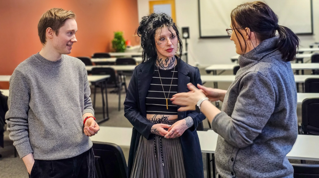 Lektor Vebjørn, student Mia og erfaringskonsulent/studieveileder Yvonne. Mia Anti er en aktiv student, også i sosiale medier. Der forteller hun blant annet om sine opplevelser som student.