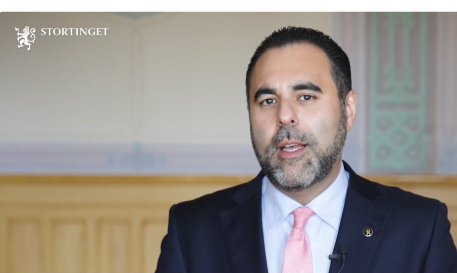 Stortingspresident Masud Gharahkhani hilser til VOFOs årsmøte