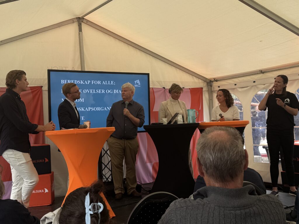 Paneldebatt på Arendalsuka. Røde Kors og Døveforbundet